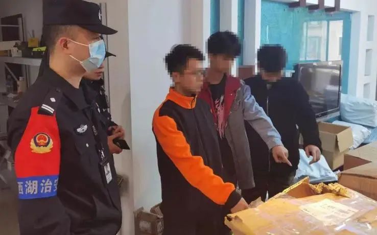 非法销售新型电子烟,警方出动!